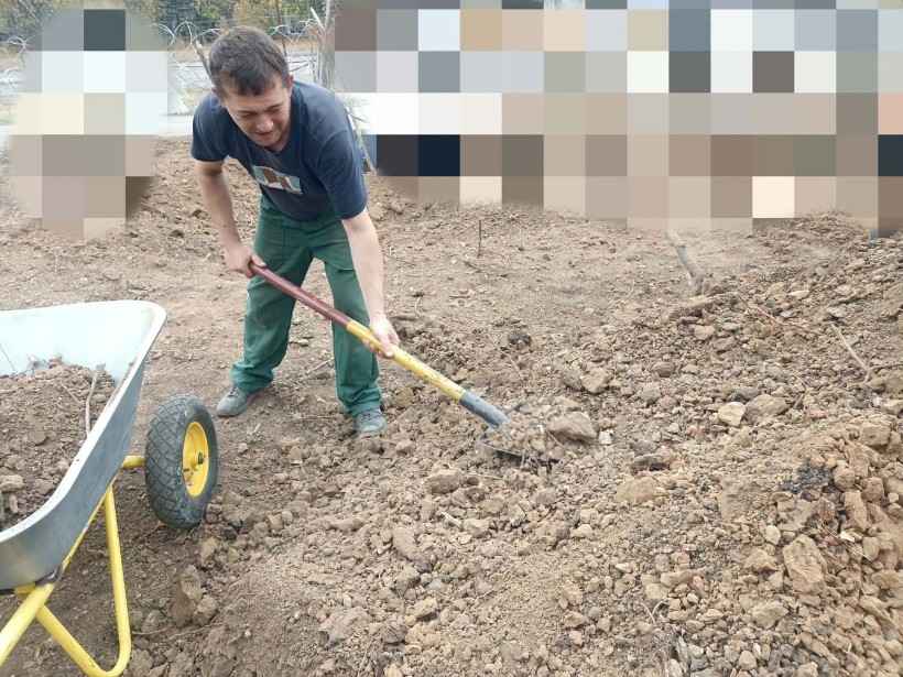 Працівник Донецькоблгазу виконує земляні роботи вручну