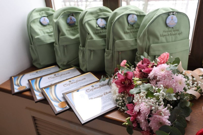 Сертифікати на стипендії та подарунки талановитій молоді Донеччини