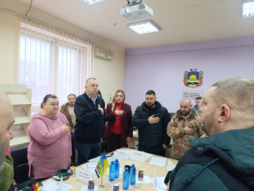 Ігор Кудря – заступник Добропільського міського голови, начальник управління соціального захисту населення Добропільської міської ради Ірина Ширина разом з ветеранами війни та членами родин загиблих (померлих) Захисників чи Захисниць України