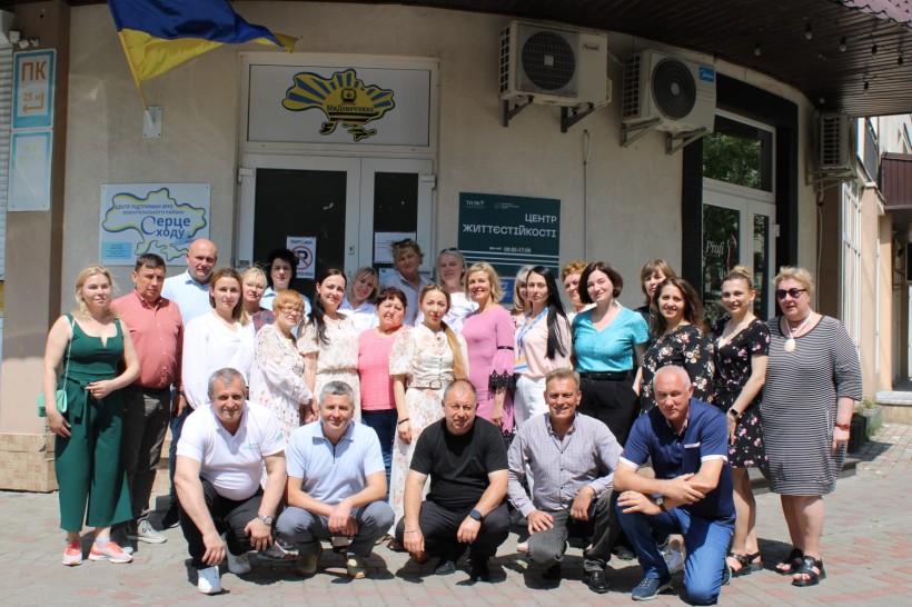 Спільне фото під час святкування річниці створення мультифункціонального центру підтримки ВПО Маріупольського району "Серце Сходу" у Львові