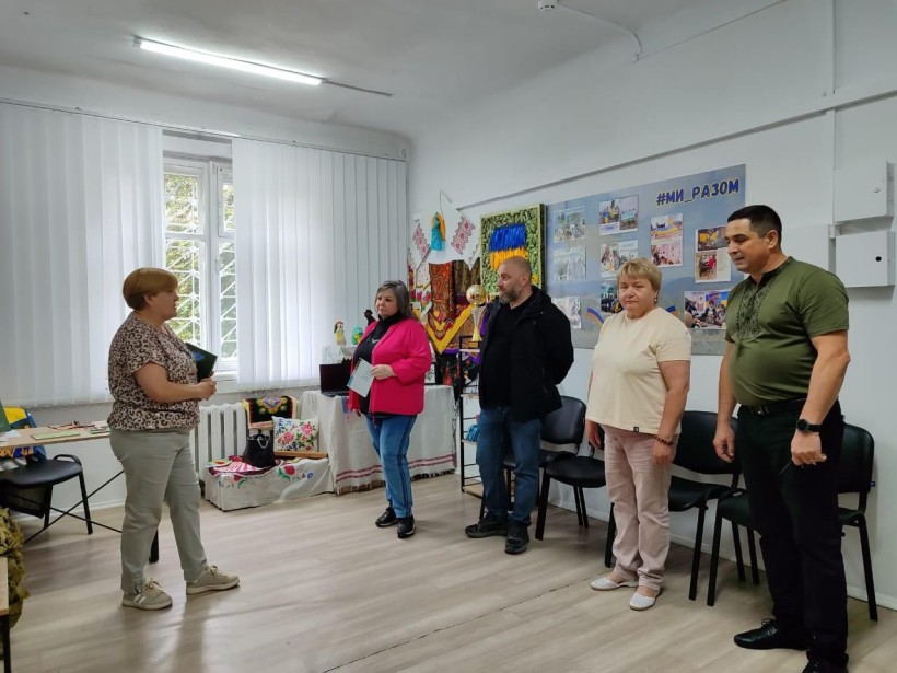 Керівники стукрутний підрозділів облдержадміністрації в приміщенні центру підтримки переселенців
