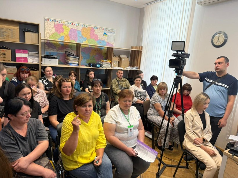 Представники родин, управління з питань ветеранської політики облдержадміністрації та Гродівської селищної військової адміністрації під час зустрічі
