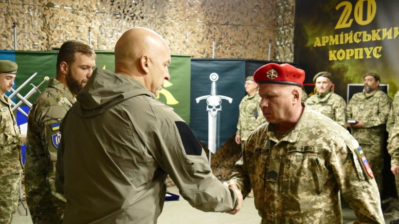 Вадим Філашкін нагороджує військовослужбовця 20 корпусу