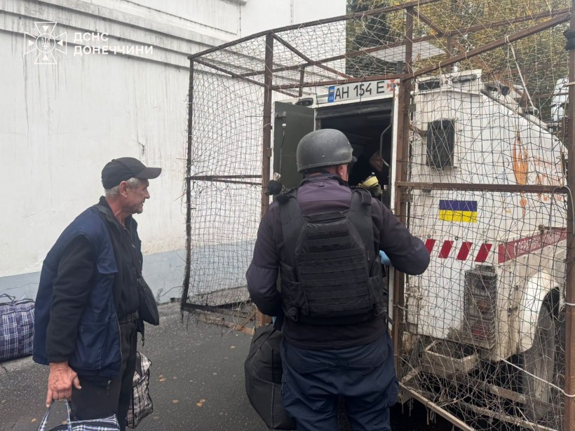 Рятувальник допомагає завантажити речі