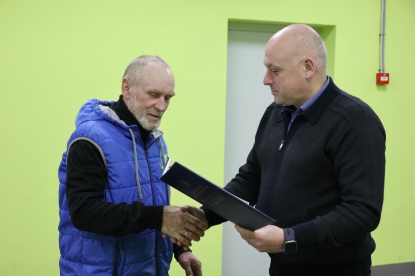 Перший заступник голови Донеччини Юрій Винокуров тисне руку працівнику ЖКГ.