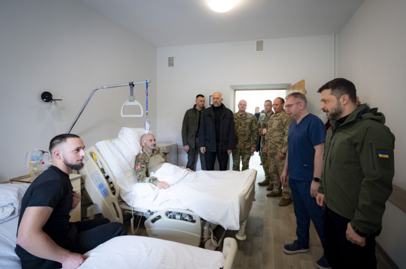 Президент України зустрівся з пораненими воїнами та медиками, які їх лікують, і привітав із Днем захисників і захисниць України