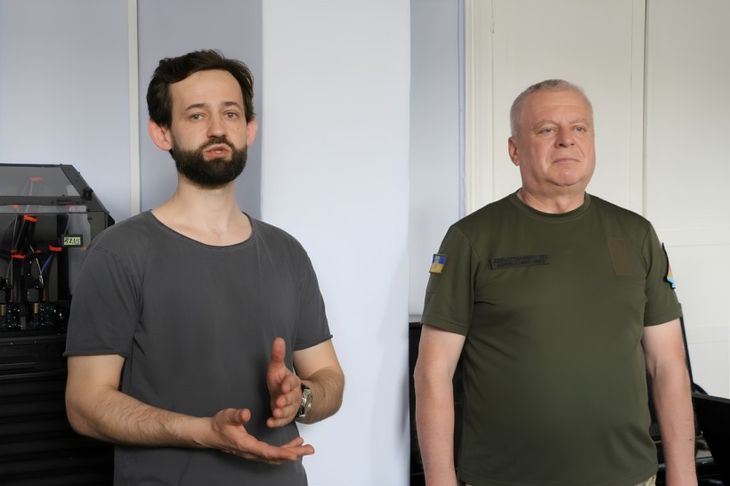Ігор Гаєвий (справа) та представник ДонНТУ під час Всеукраїнського конкурсу «WorldSkills Ukraine 2026» з мехатроніки