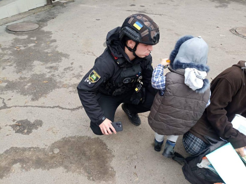 Правоохоронець допомагає дітям