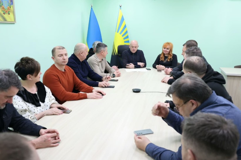 Перший заступник голови Донецької обласної державної адміністрації Юрій Винокуров представив нову голову Краматорської районної військової адміністрації Вікторію Набокову. За столом сидять представники громад та адміністрації.