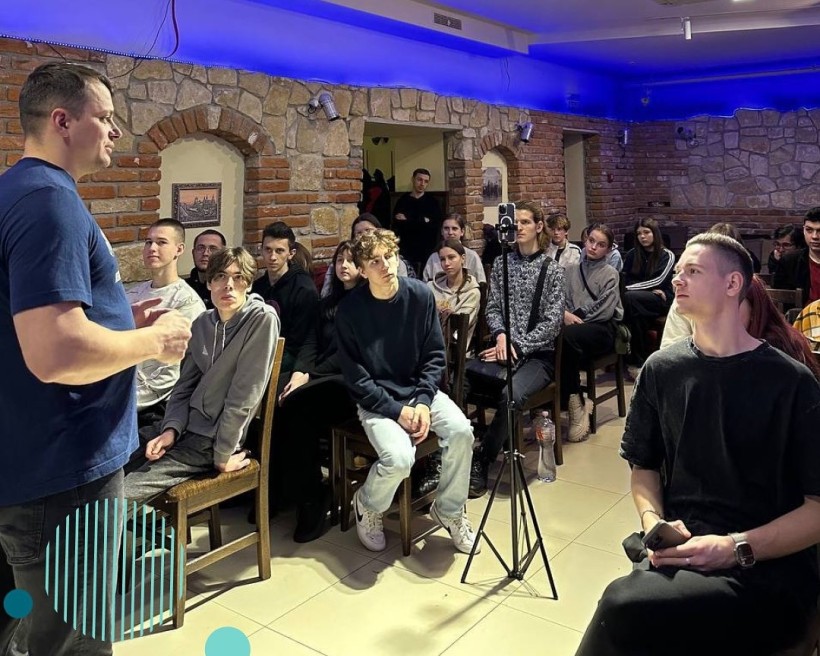 Євген Моїсеєв проводить майстер-клас з профорієнтації для дітей-переселенців.