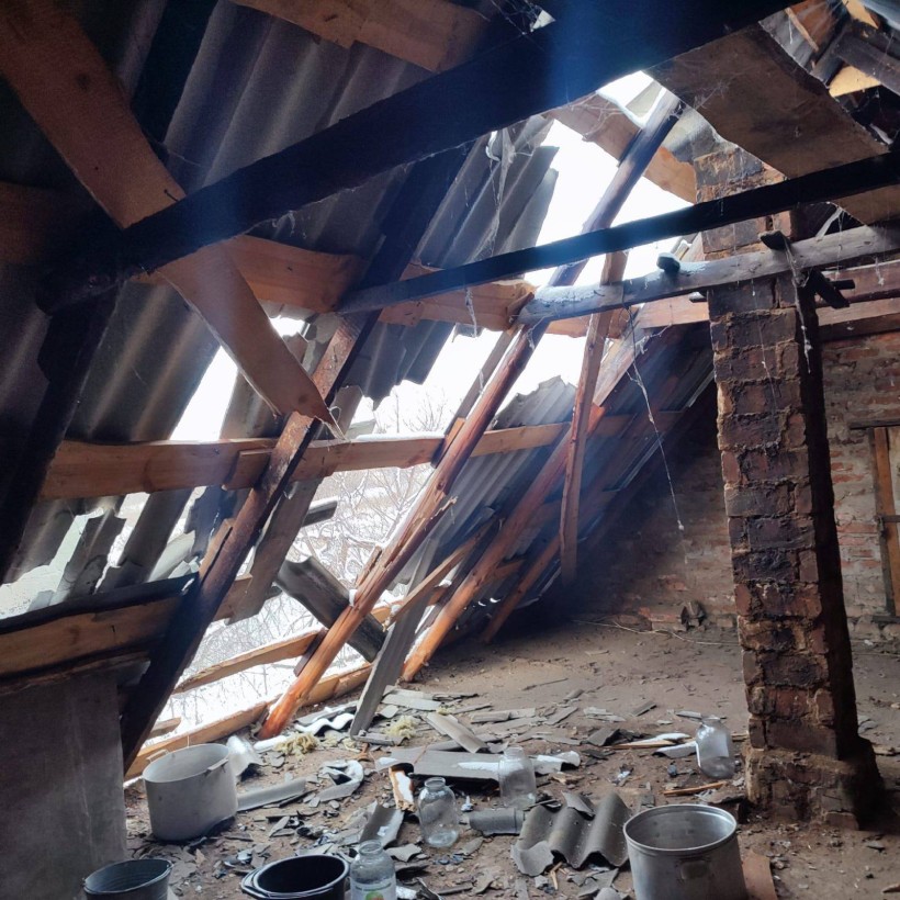 Пошкоджена покрівля після ворожого обстрілу