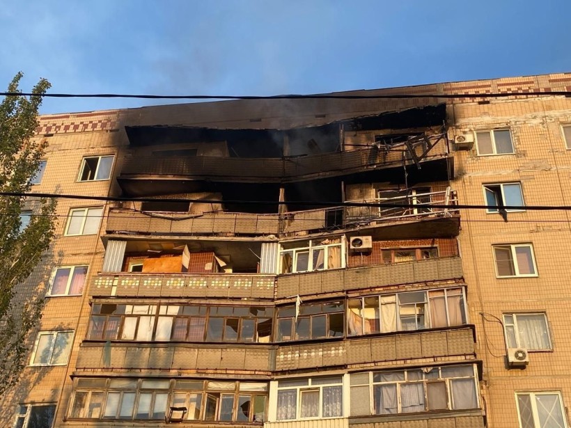 Згоріла квартира після обстрілу багатоповерхового будинку