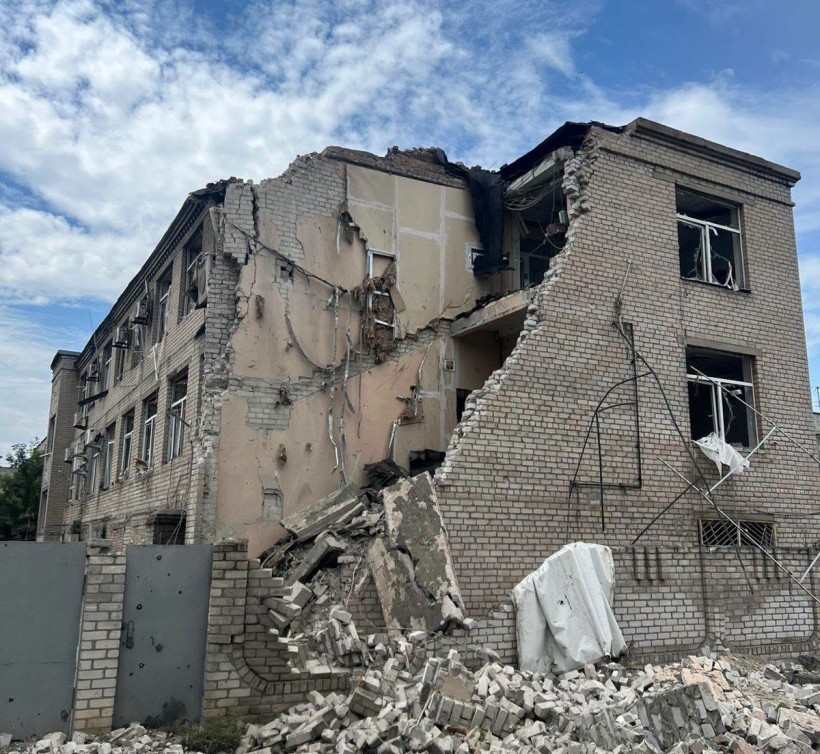 Зруйнована будівля в результаті ворожого обстрілу
