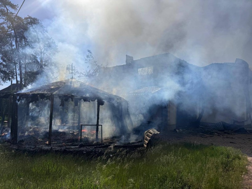 Будинок палає після ворожого обстрілу