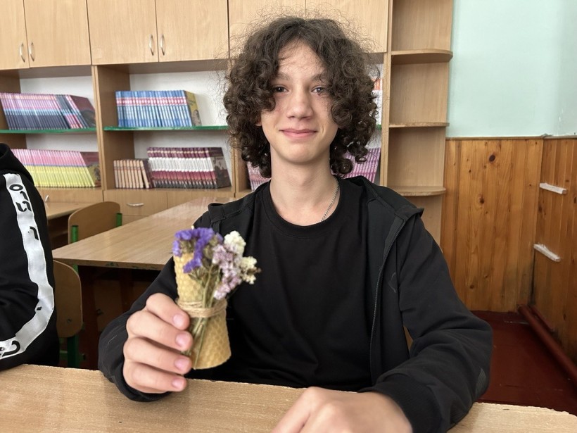 Вихованець Донецького обласного еколого-натуралістичного центру тримає у руках виготовлену власноруч аромасвічку