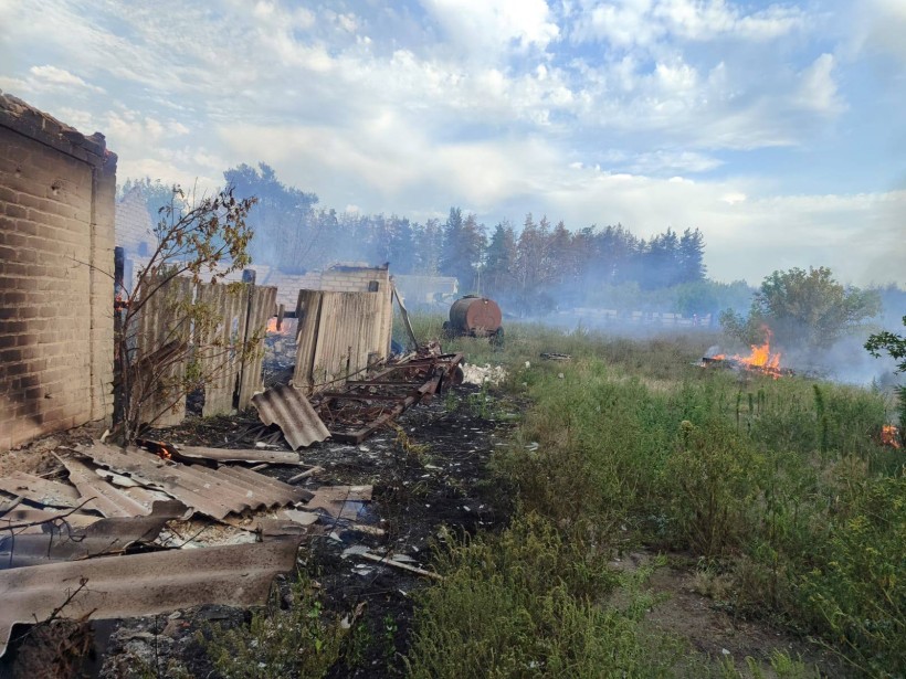 Зруйноване та обгоріле подвір'я після ворожого удару