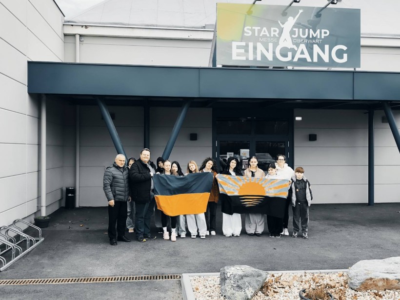 Учні Северської громади та представники приймаючої сторони у величному замку у Гюссінгу.