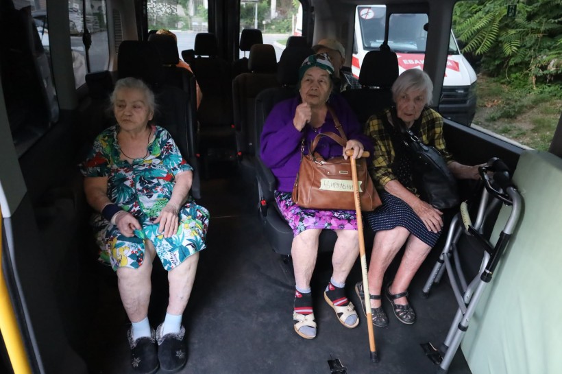Жінки старшого віку в евакуаційному автобусі