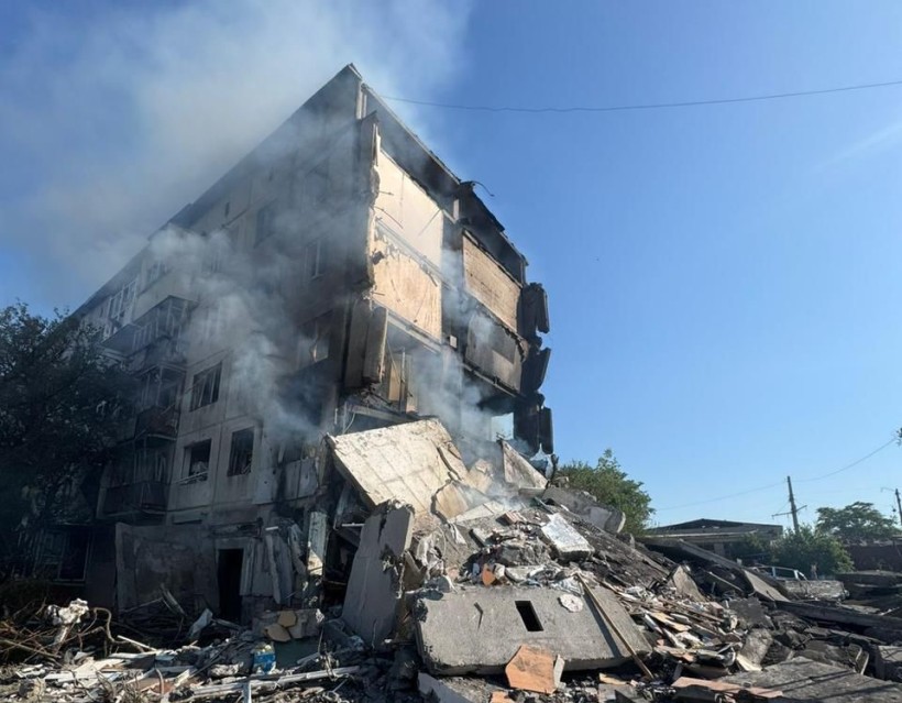 Пошкоджена ворожим обстрілом багатоповерхівка.