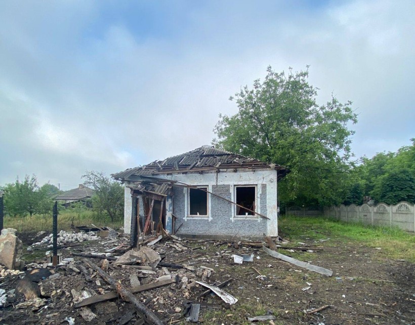 Пошкоджений російським обстрілом будинок.