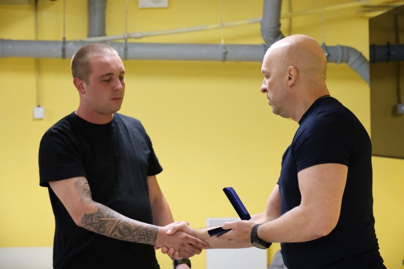 Вадим Філашкін нагороджує захисника