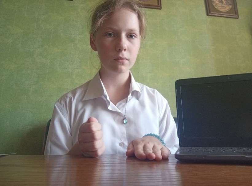 Школярка виконує фізичну вправу в рамках челенджу «Роби. як я»
