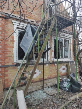 Пошкоджений обстрілом будинок