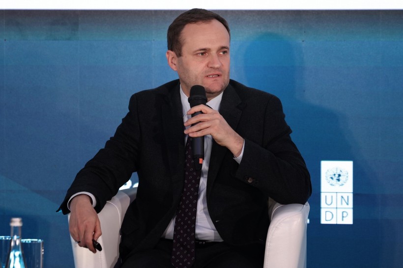 Олексій Кулеба виступає перед учасниками Форуму