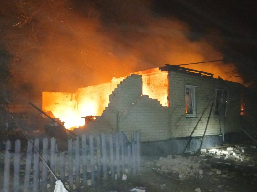 Пожежа в будинку після ворожого обстрілу