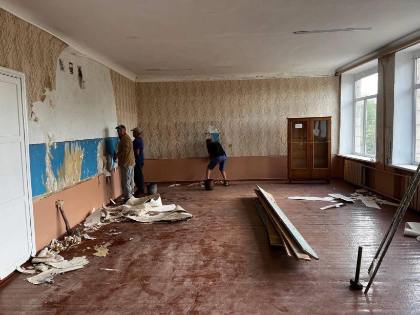 Клієнти Обласного центру соціально-психологічної реабілітації готують клас до ремонту