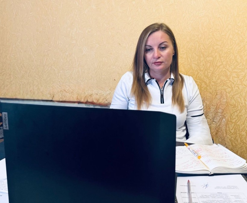 Членкиня колегії на засіданні