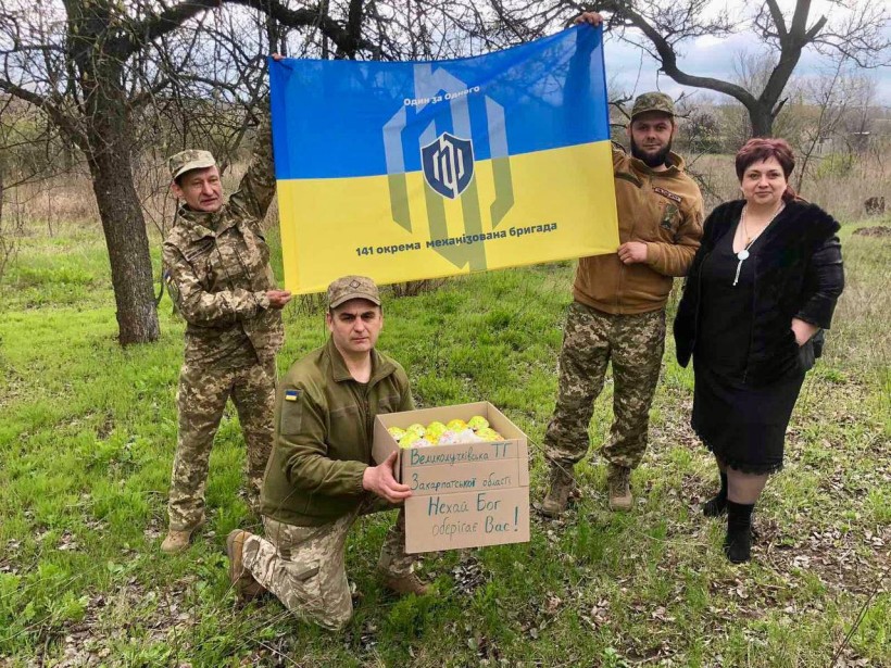 Начальниця Мирненької СВА передає Великодній кошик від партнерів Закарпаття військовим, які боронять Волнваський напрямок