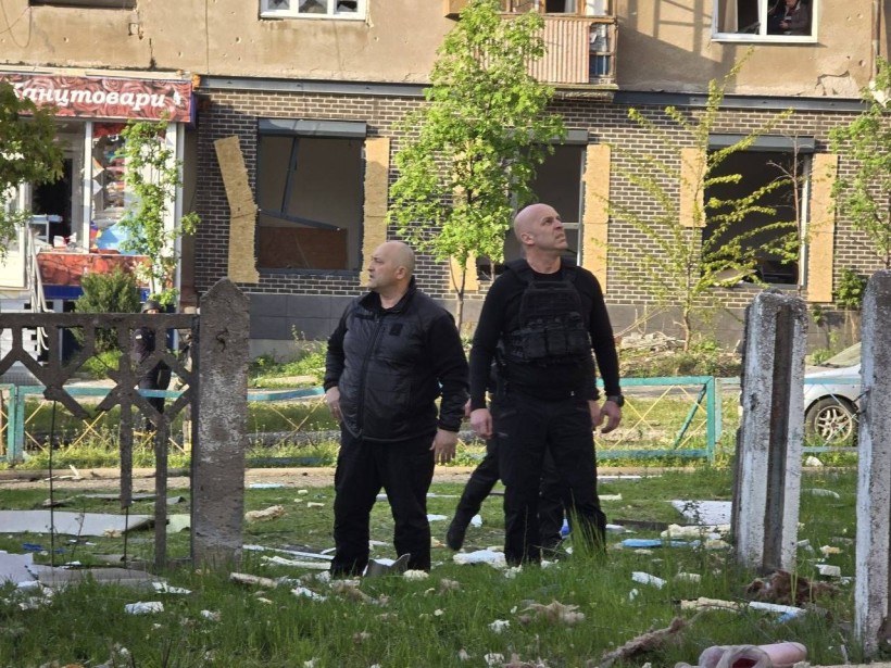 Вадим Філашкін оглядає місце обстрілу в Краматорську