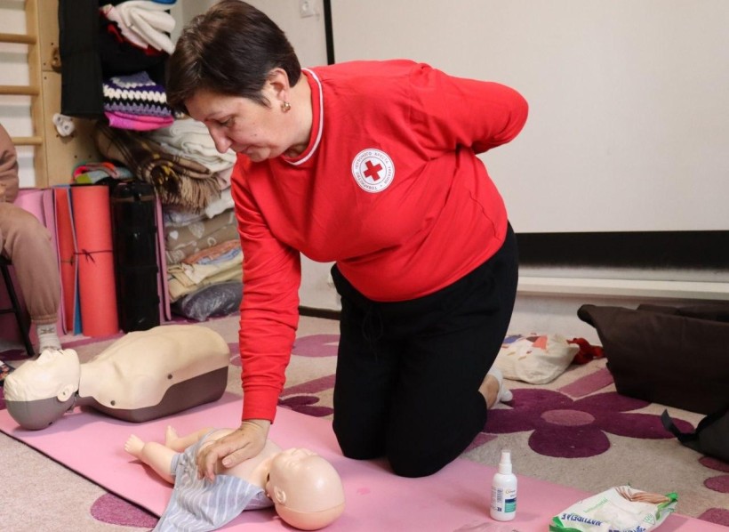 Інструктор з першої допомоги Лиманської міської організації Юлія Глущенко демонструє техніку серцево-легеневої реанімації