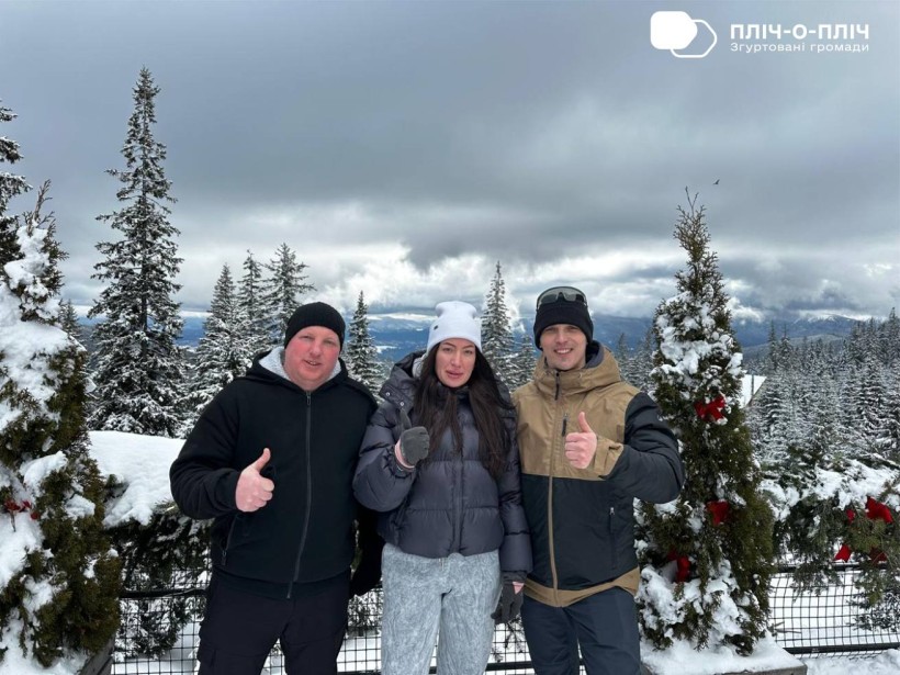 Родина ветерана на курорті Драгобрат. Спільне фото сім'ї,всі тримають великий палець угору.