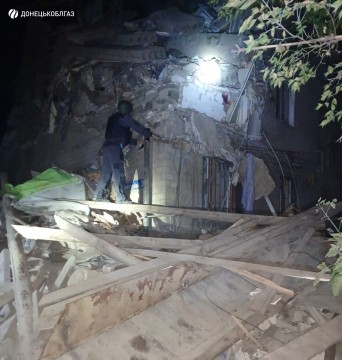 Зруйнована багатоповерхівка після ворожого обстрілу, працівник облгазу перекриває газопровід