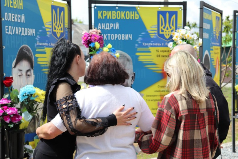 Група жінок у жалобі на Алеї слави в Черкаській громаді
