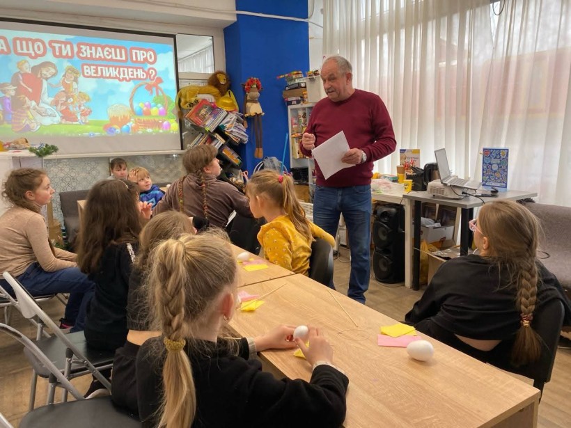 Діти з Донеччини із задоволенням долучаються до майстер-класів з писанкарства у теплій та дружній атмосфері