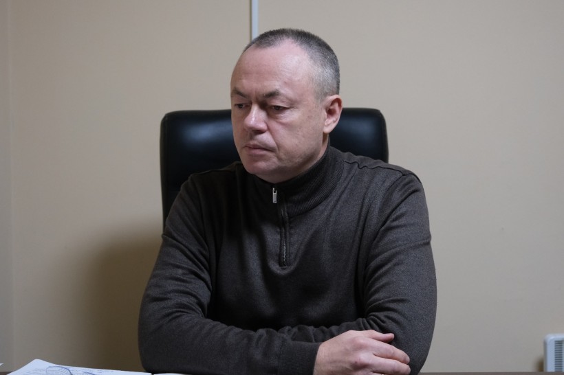 Заступник голови Донеччини Ігор Бойко на нараді, сидить біля екрану монітора.