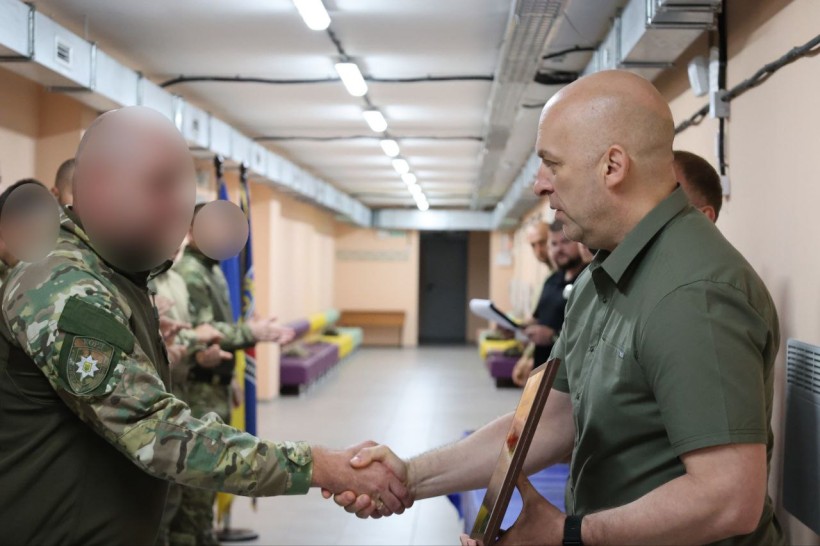 Вадим Філашкін тисне руку спецпризначенцю.