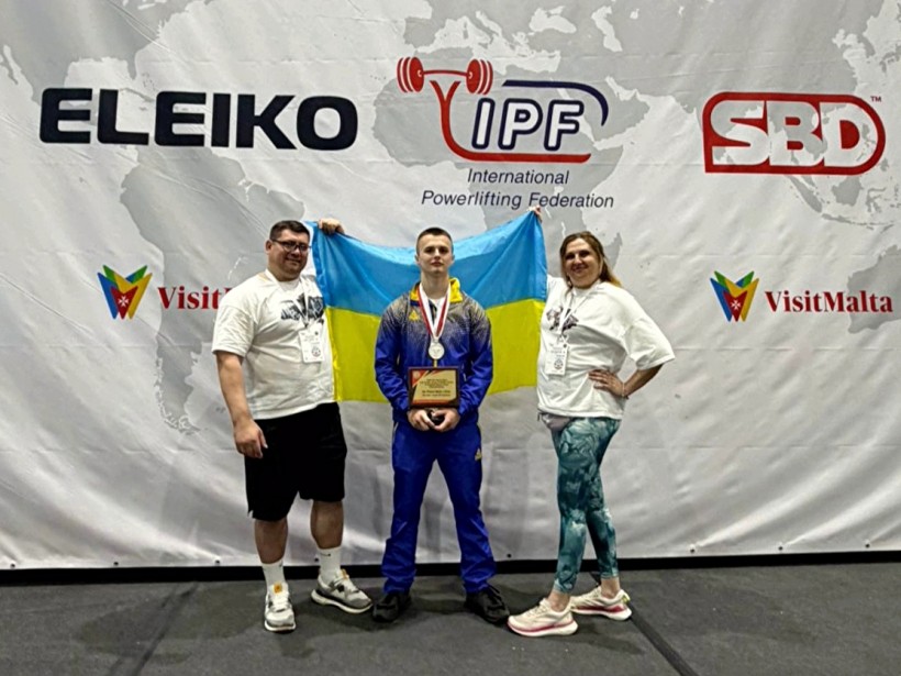 Срібний призер чемпіонату світу з жиму лежачи Максим Федін разом із тренерами Альоною та Олексієм Бичковими