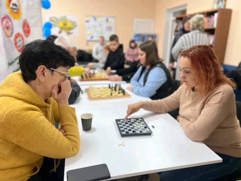 Учасники інтелектуального турніру "Королівство ходів" грають у шашки