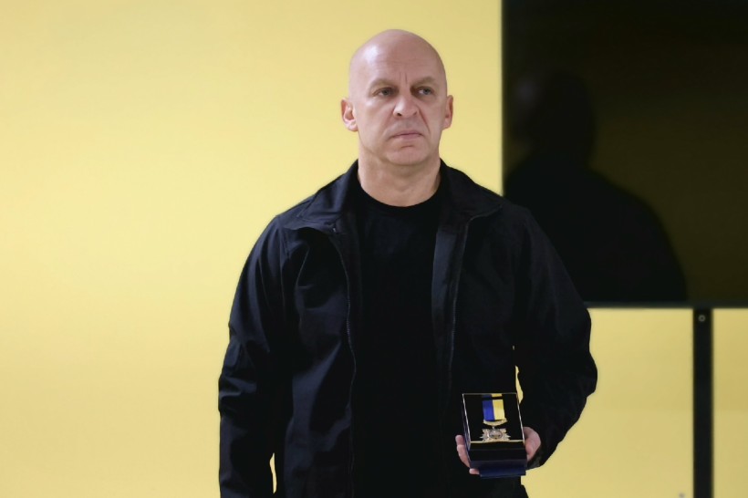 Вадим Філашкін тримає нагороду для бійців