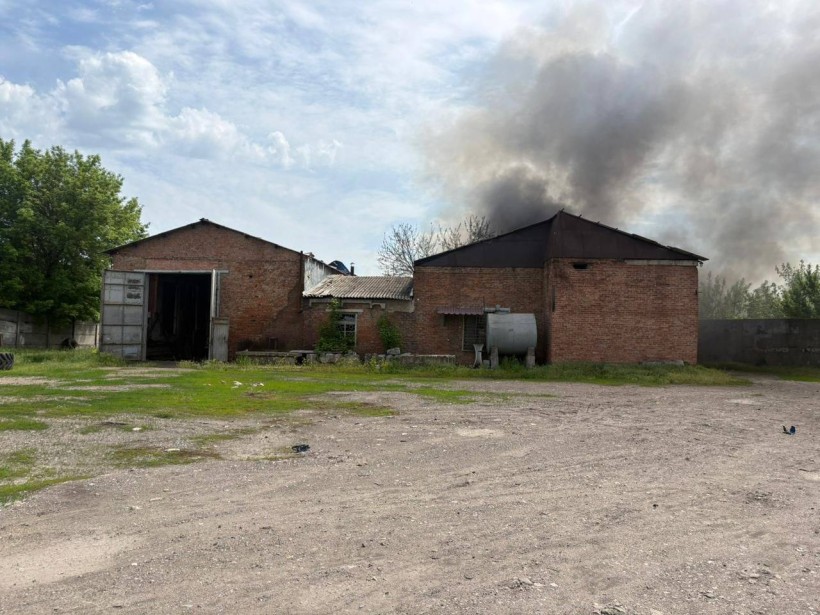 Пожежа у господарських спорудах після обстрілу окупантів