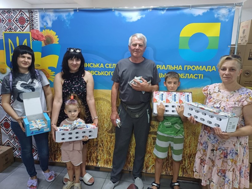 Родини з дітьми з Очеретинської громади отримали від Благодійного Фонду Братів Мкртчан смачні й корисні йогурти та солодке печиво.