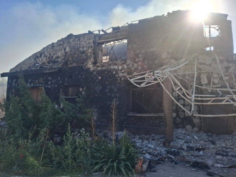Зруйнована двоповерхова будівля