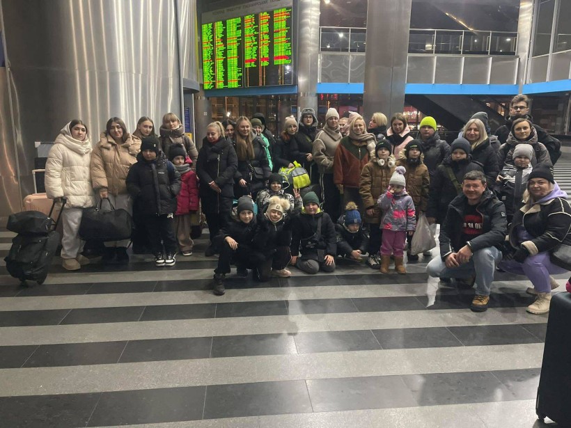 Спільне фото. Родини загиблих захисників на залізничному вокзалі.