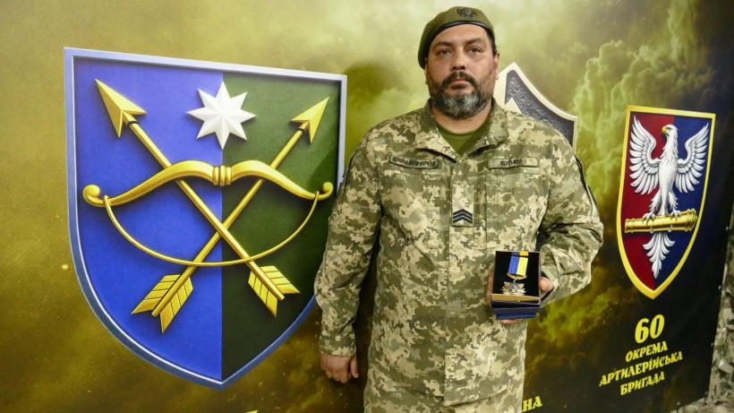 Вадим Філашкін нагороджує військовослужбовця 20 корпусу