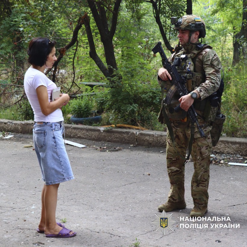 Поліцейський розмовляє з жінкою