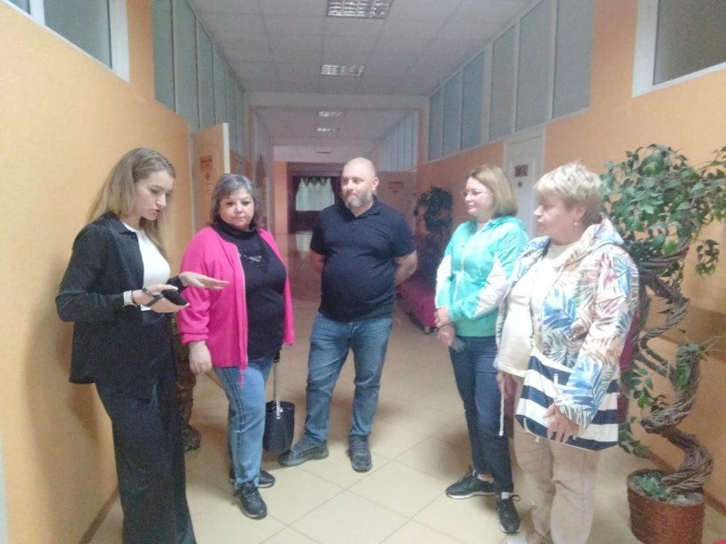 Представники облдержадміністрації у приміщенні санітарно-курортному комплексі